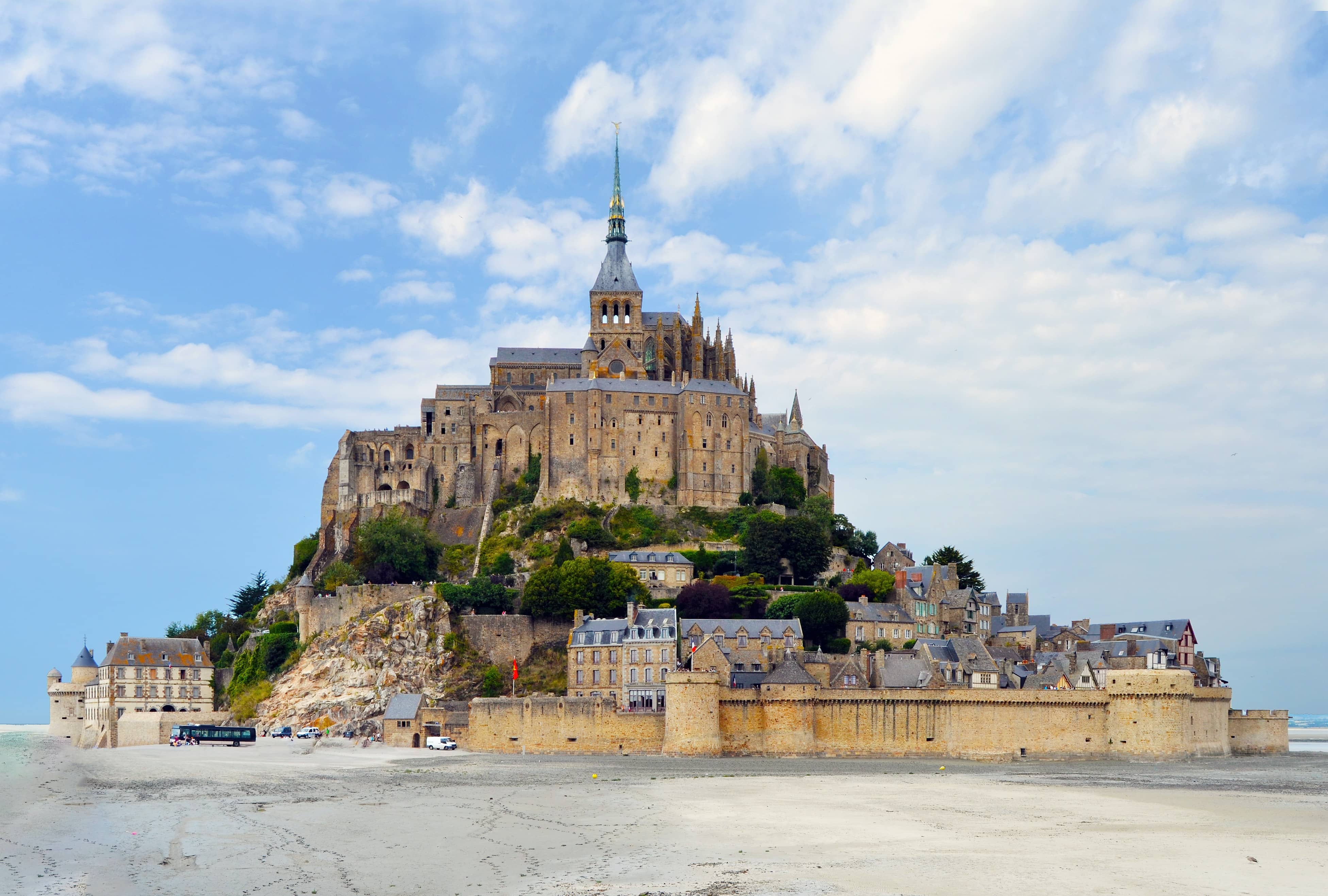 Vue du site du patrimoine mondial de l'UNESCO et de son architecture gothique, Le Mont Saint-Michel, à la frontière Normandie-Bretagne.